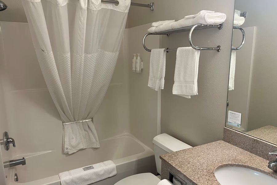 Days Inn by Wyndham Grove City Columbus South — Bathroom