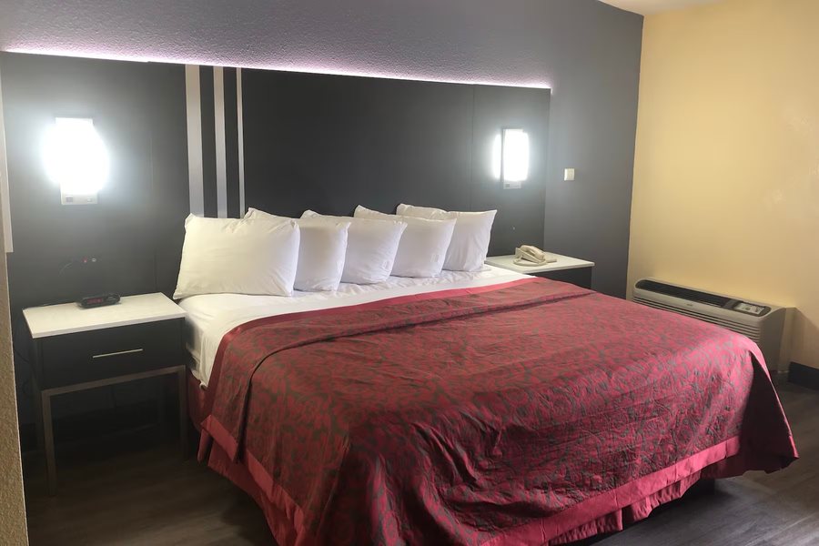 Days Inn by Wyndham Grove City Columbus South — Guest room