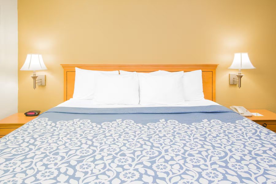 Days Inn by Wyndham Hattiesburg MS — Guest room