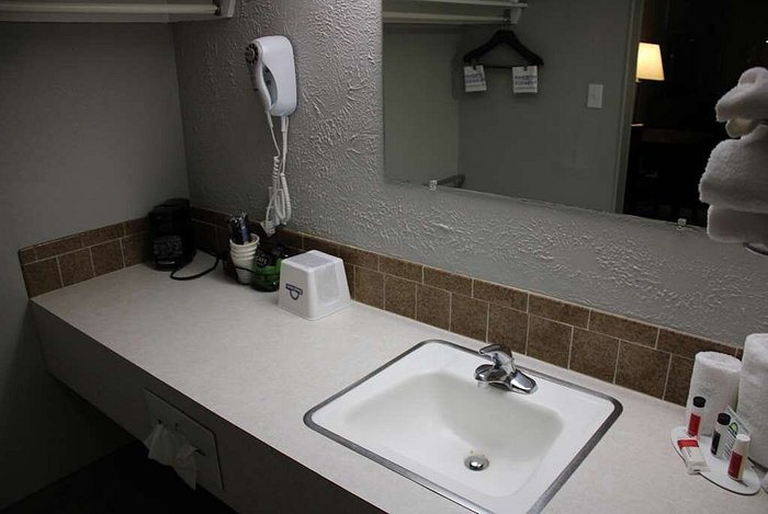 Days Inn by Wyndham Hays — Bathroom