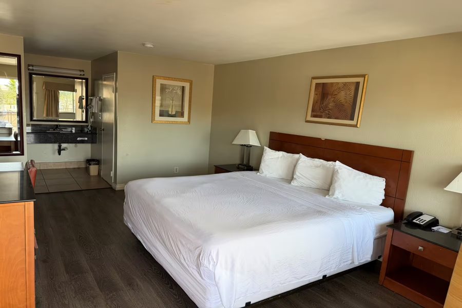 Days Inn by Wyndham Hemet — Guest room