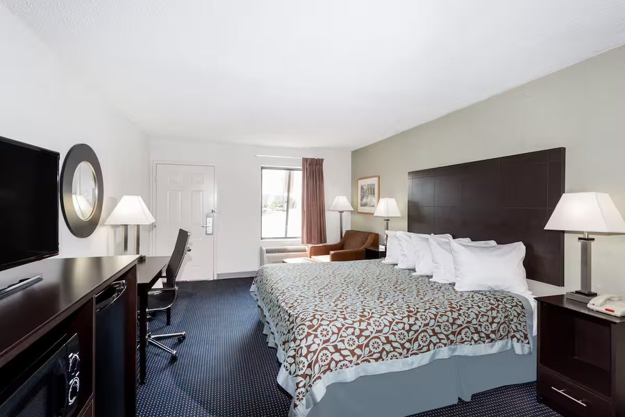 Days Inn By Wyndham Hendersonville — Guest room