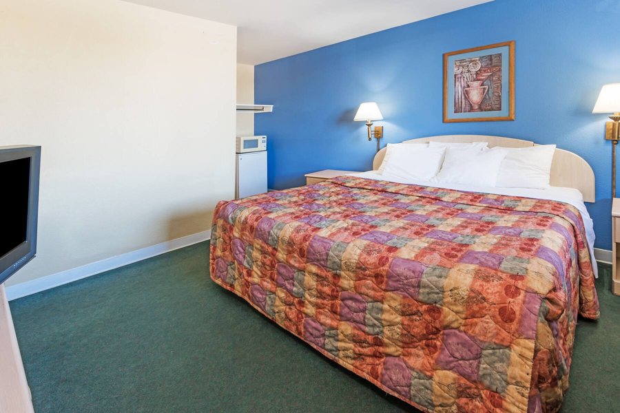 Days Inn by Wyndham Henrietta Rochester Area — Guest room