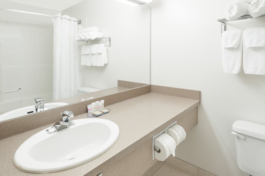 Days Inn by Wyndham High Prairie — Bathroom