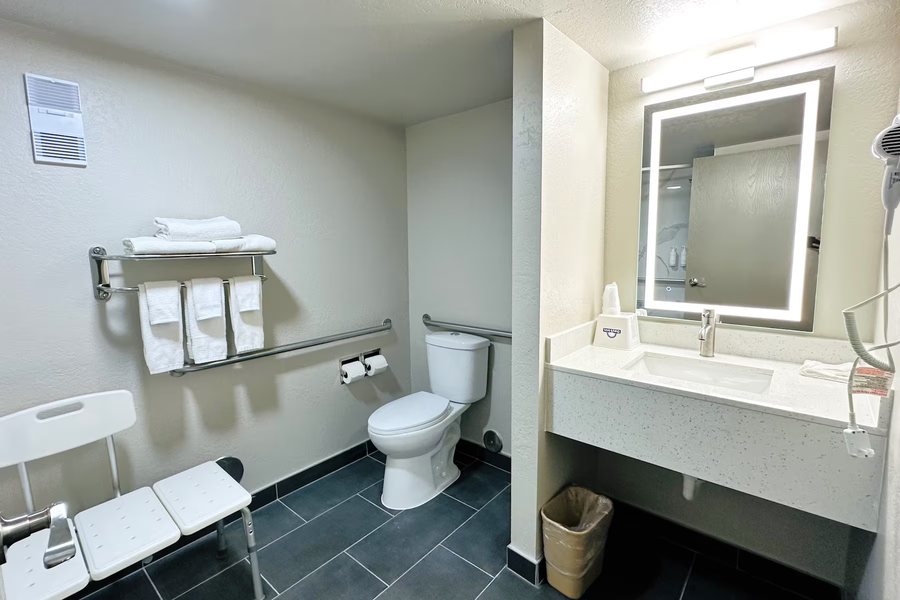 Days Inn by Wyndham Holland — Bathroom