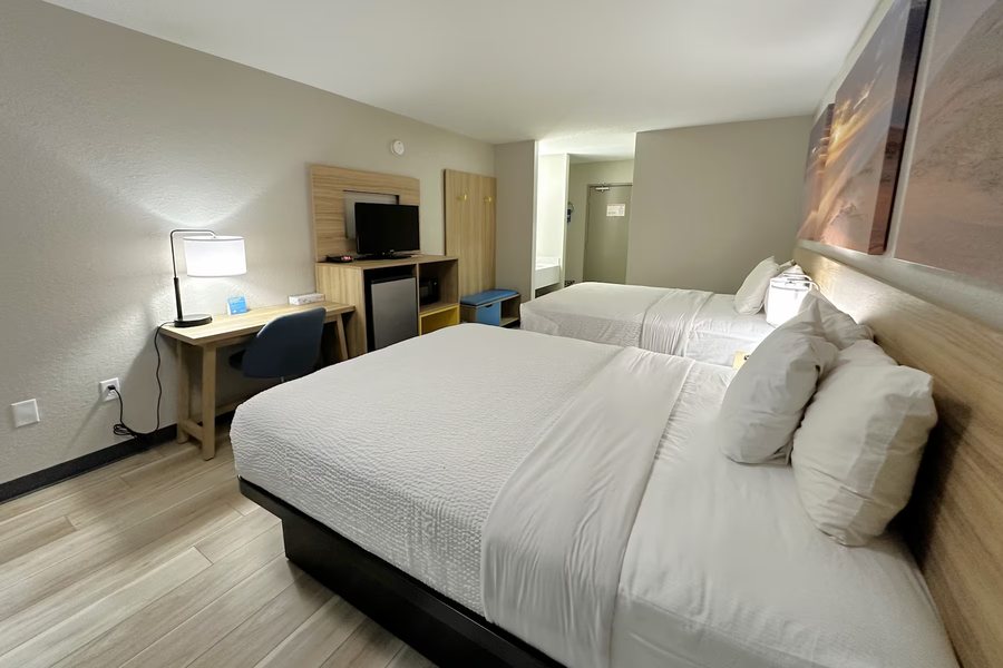 Days Inn by Wyndham Holland — Guest room