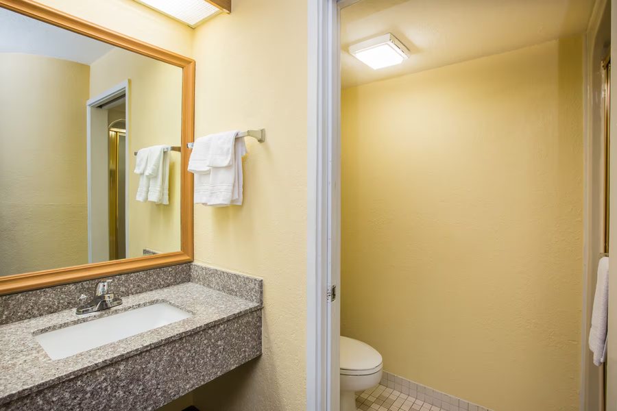 Days Inn by Wyndham Hot Springs — Bathroom