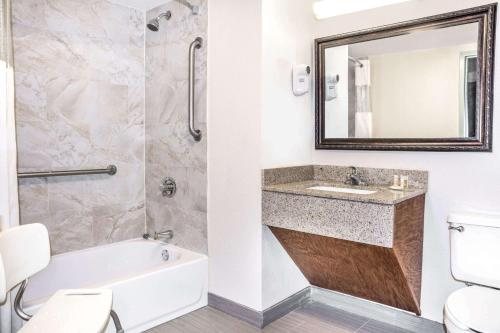 Days Inn by Wyndham Houston East — Bathroom