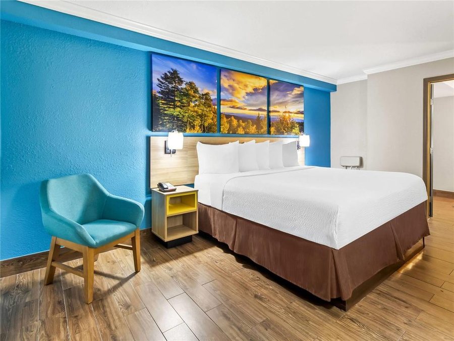 Days Inn by Wyndham Houston East — Guest room
