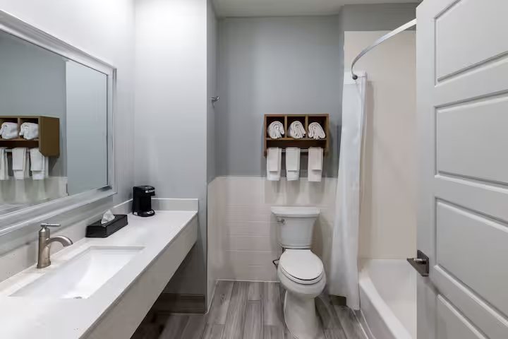Days Inn by Wyndham Houston — Bathroom