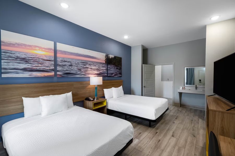 Days Inn by Wyndham Houston — Guest room