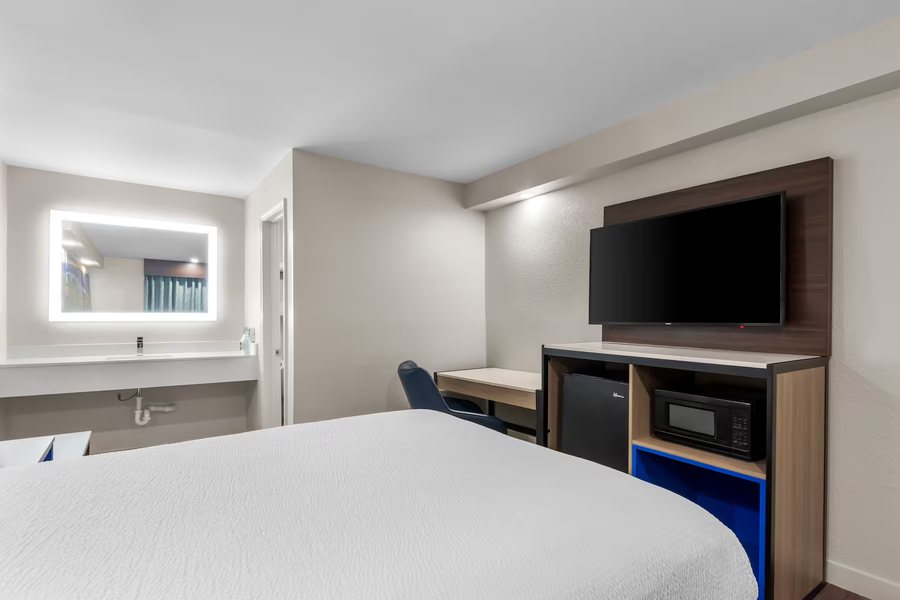Days Inn by Wyndham Indianapolis East Post Road — Guest room