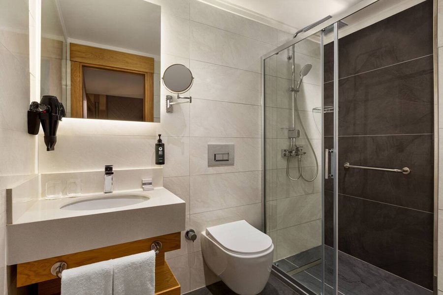 Days Inn By Wyndham Istanbul Bomonti Istanbul — Bathroom