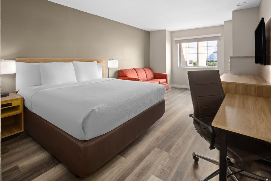Days Inn by Wyndham Jackson Downtown — Guest room