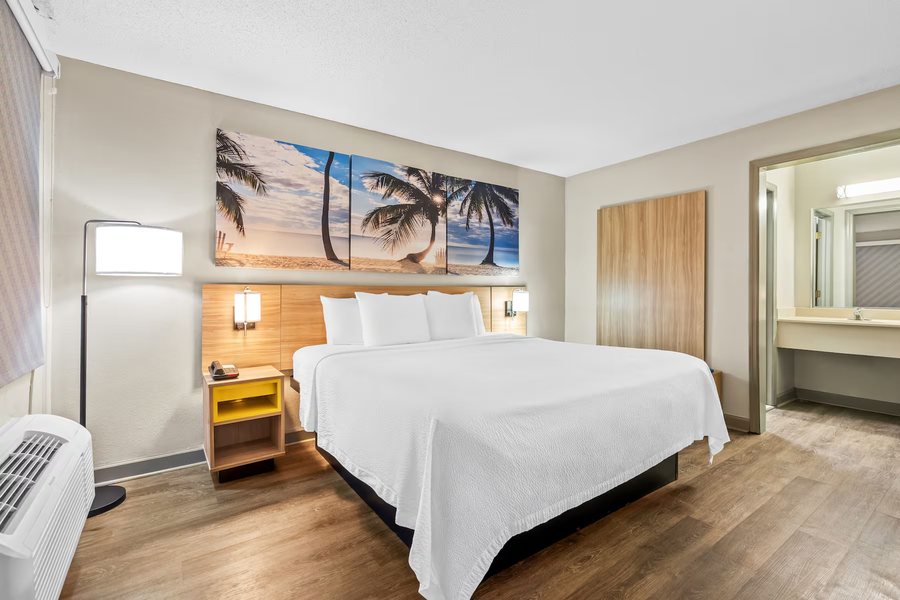 Days Inn by Wyndham Jacksonville Airport — Guest room