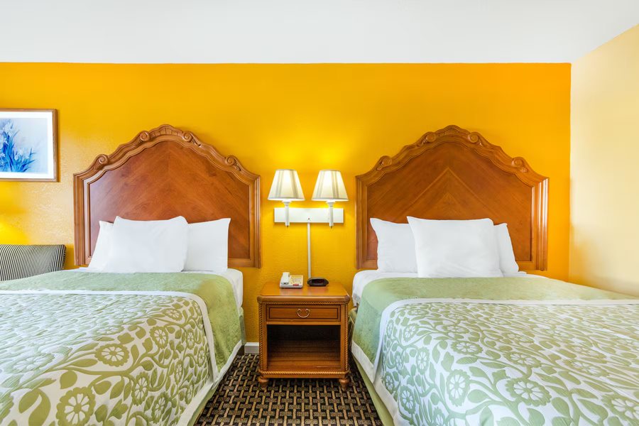 Days Inn by Wyndham Jacksonville Baymeadows — Guest room