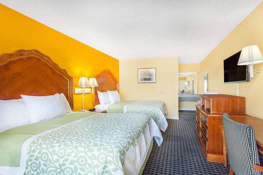 Days Inn by Wyndham Jacksonville — Guest room