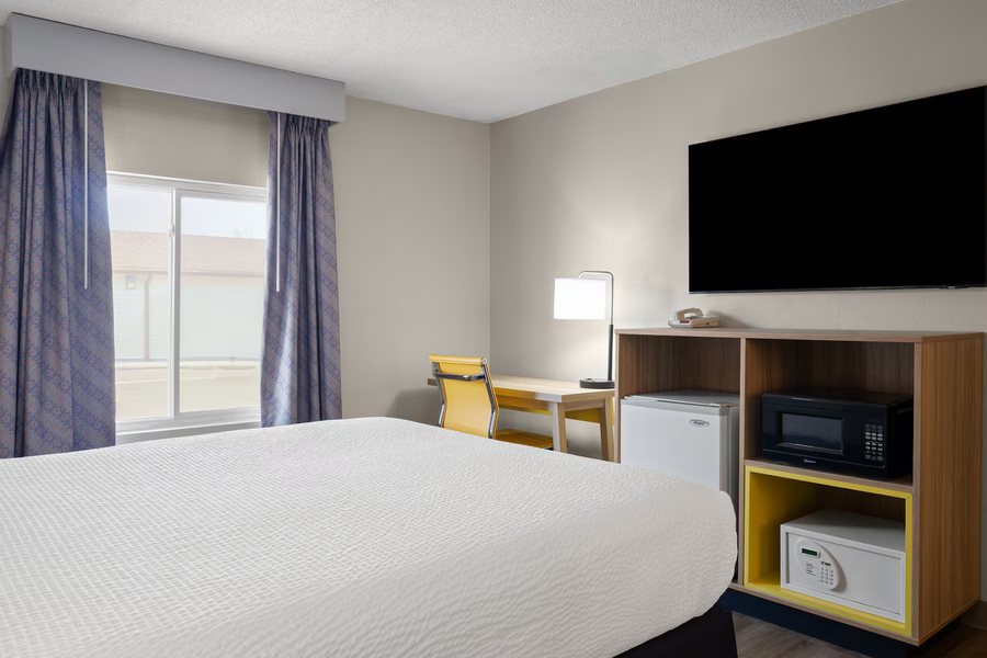 Days Inn by Wyndham Jamestown — Guest room