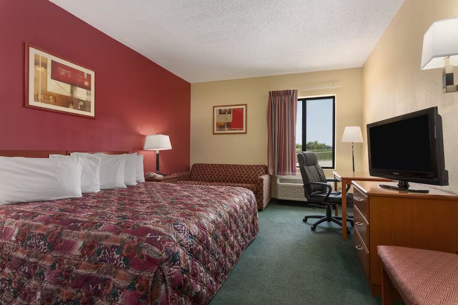 Days Inn by Wyndham Jefferson City — Guest room