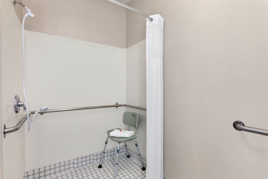 Days Inn by Wyndham Kansas City International Airport — Bathroom