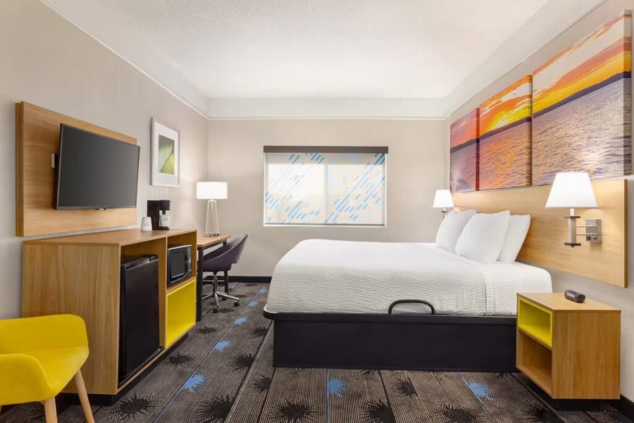 Days Inn by Wyndham Kansas City International Airport — Guest room