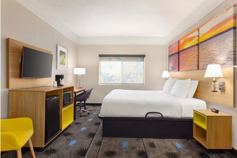 Days Inn by Wyndham Kansas City — Guest room