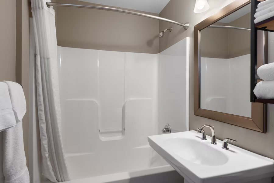 Days Inn by Wyndham Kill Devil Hills Oceanfront Wilbur — Bathroom