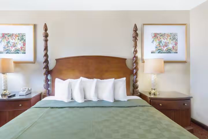 Days Inn by Wyndham Kingman East — Guest room