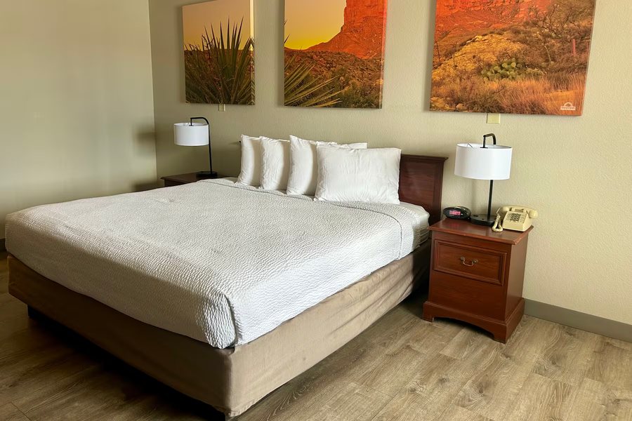 Days Inn by Wyndham Kingman West — Guest room