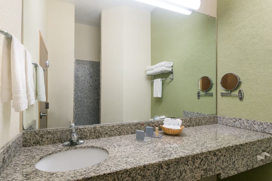 Days Inn by Wyndham Kingsland GA — Bathroom