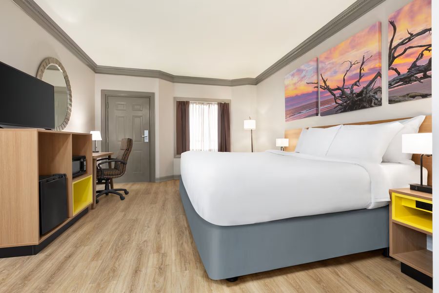 Days Inn by Wyndham Kingsland GA — Guest room