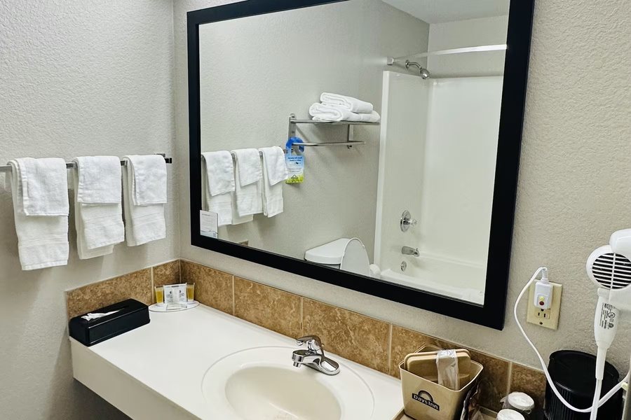 Days Inn by Wyndham Kirksville — Bathroom