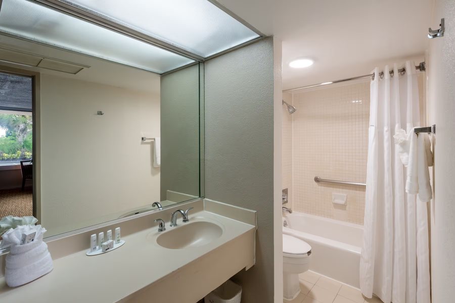 Days Inn by Wyndham Kissimmee West — Bathroom
