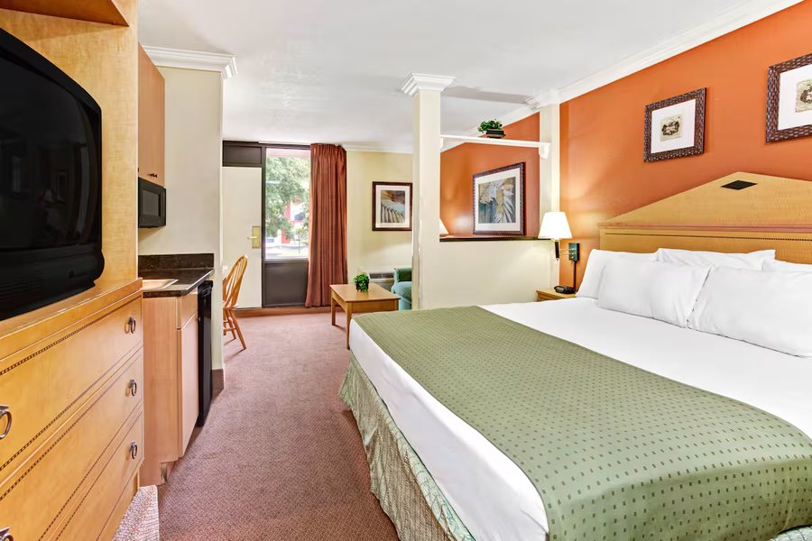 Days Inn by Wyndham Kissimmee West — Guest room