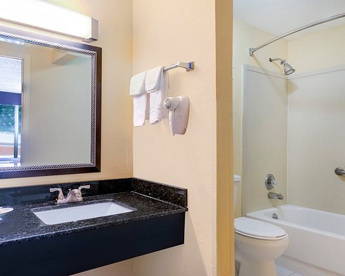 Days Inn by Wyndham Knoxville East — Bathroom