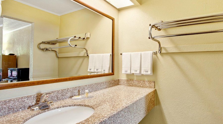 Days Inn by Wyndham Knoxville North — Bathroom