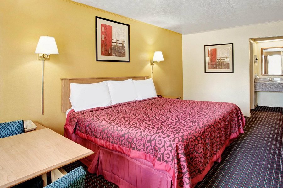 Days Inn by Wyndham Knoxville West — Guest room