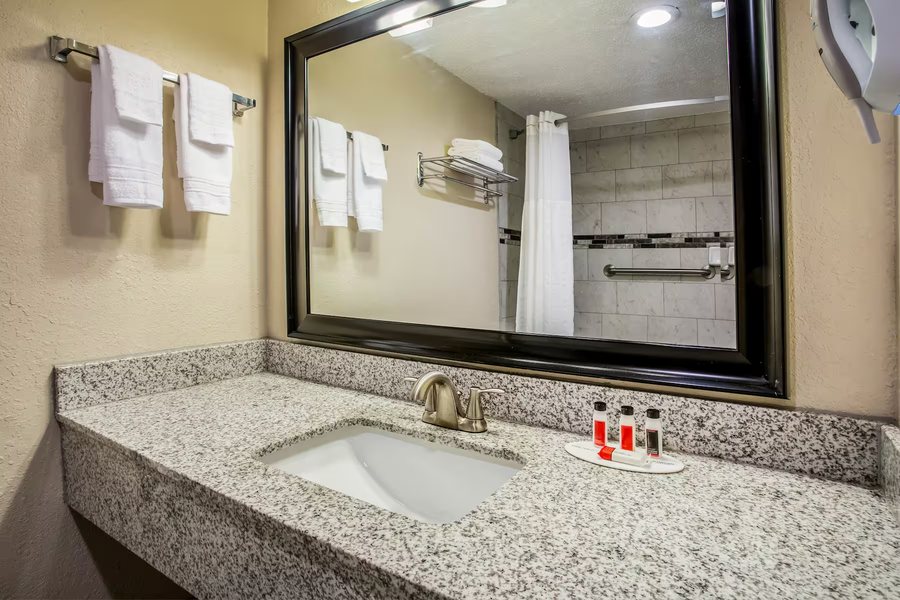 Days Inn By Wyndham Lake City I 10 — Bathroom