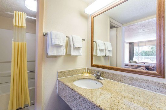 Days Inn by Wyndham Lake City I 75 — Bathroom