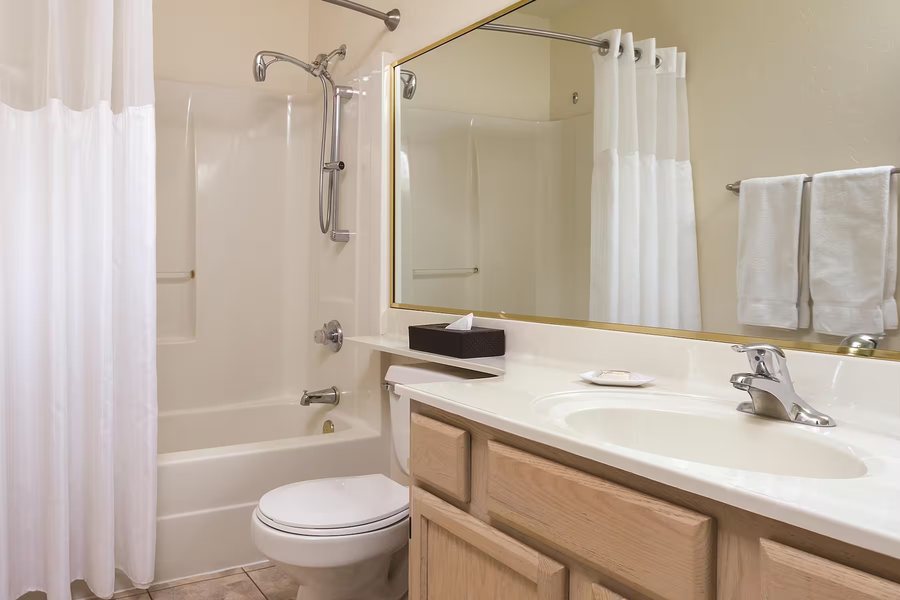 Days Inn by Wyndham Lake Havasu — Bathroom