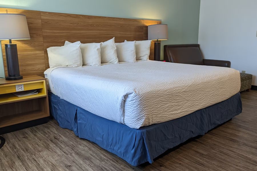 Days Inn by Wyndham Lake Havasu — Guest room