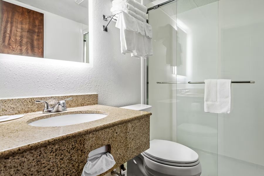 Days Inn by Wyndham Lancaster PA Dutch Country — Bathroom