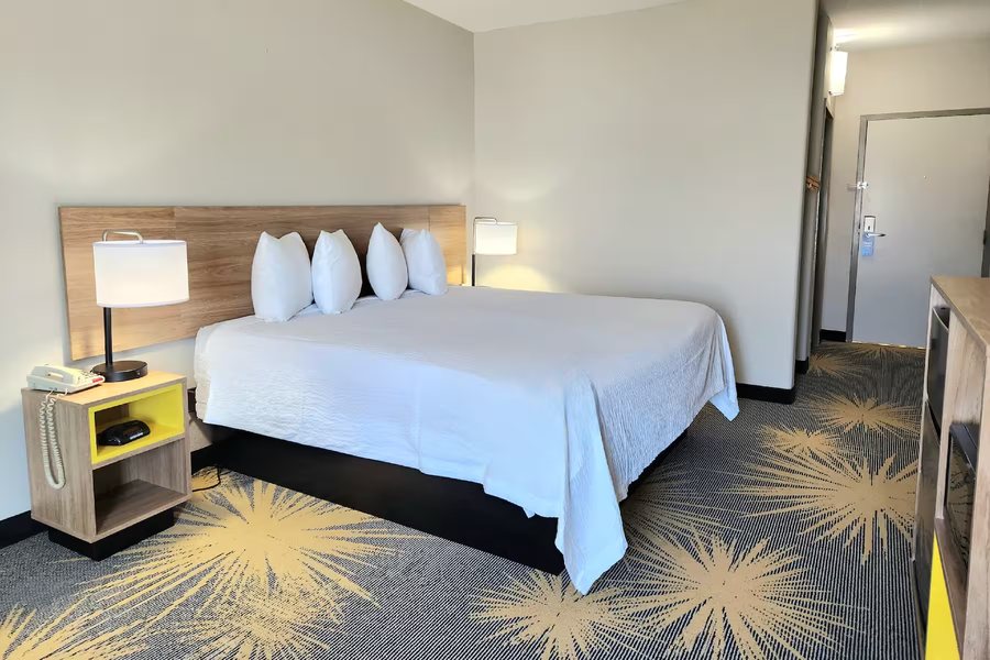 Days Inn by Wyndham LaPlace New Orleans — Guest room