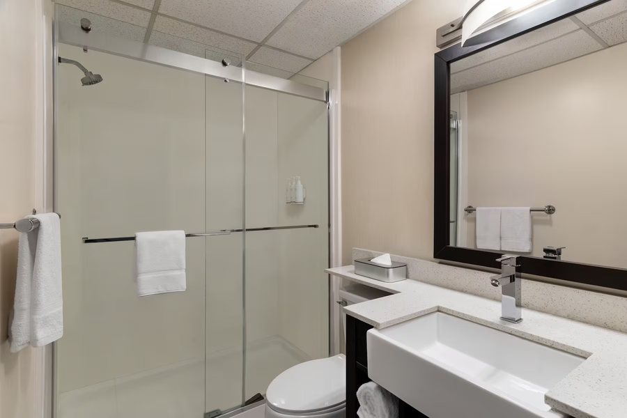 Days Inn by Wyndham Laramie — Bathroom