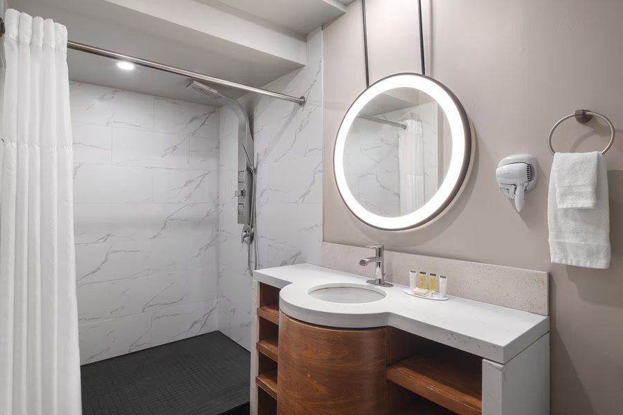Days Inn by Wyndham Las Vegas Airport Near the Strip Las Vegas Nevada — Bathroom