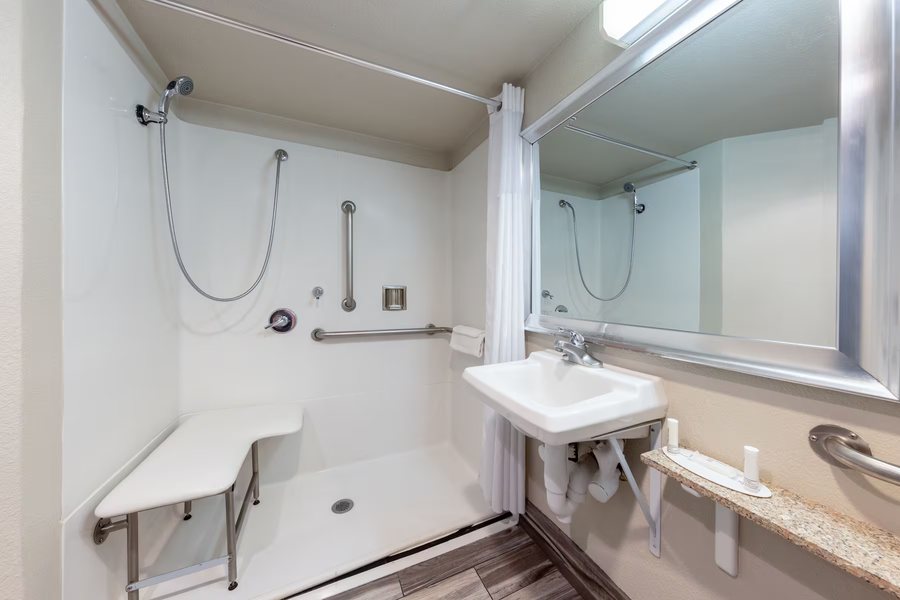 Days Inn by Wyndham Lathrop — Bathroom