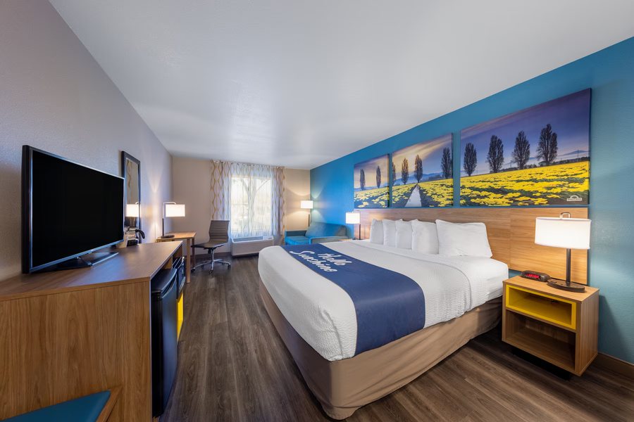 Days Inn by Wyndham Lathrop — Guest room