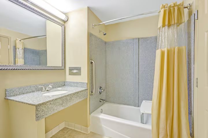 Days Inn by Wyndham Lawrenceville — Bathroom