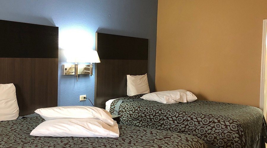 Days Inn by Wyndham Lawrenceville — Guest room