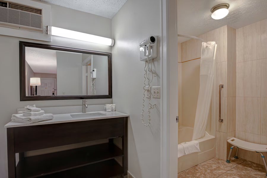 Days Inn by Wyndham Leesville — Bathroom